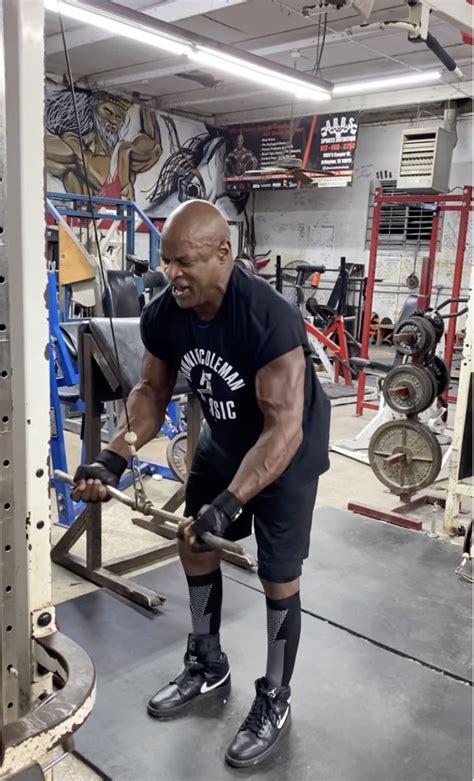 what happened to ronnie coleman's legs